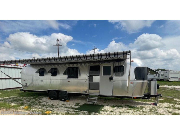 Used 2022 Airstream Classic 33FB Queen available in Helotes, Texas