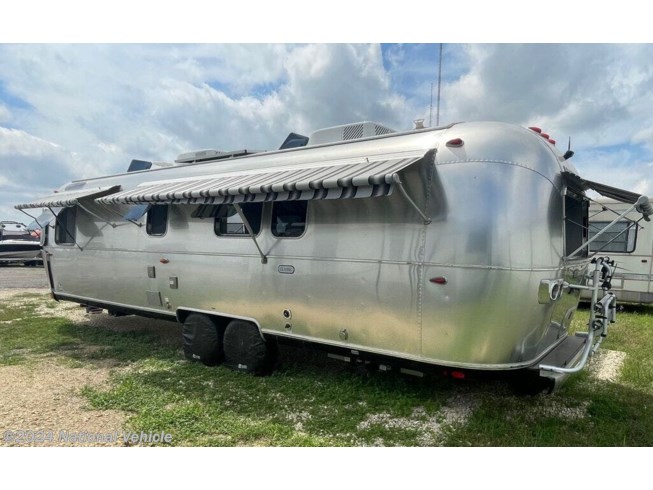 2022 Classic 33FB Queen by Airstream from National Vehicle in Helotes, Texas