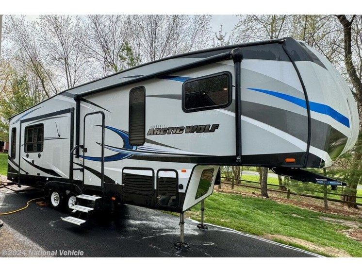 Used 2017 Forest River Cherokee Arctic Wolf 285DRL4 available in Yorkville, Illinois