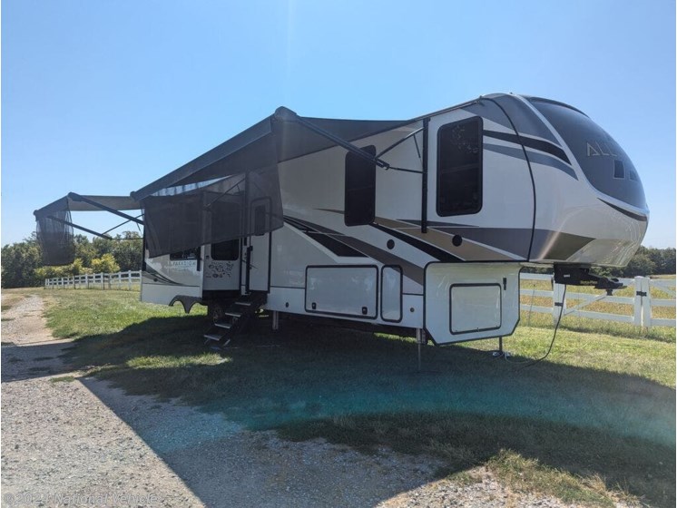 Used 2022 Alliance RV Paradigm 340RL available in Rocheport, Missouri