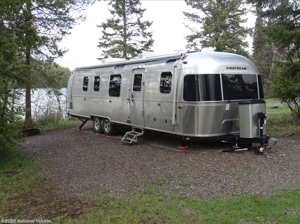 2022 Airstream Classic 33FB Twin - Used Travel Trailer For Sale by National Vehicle in Tulsa, Oklahoma