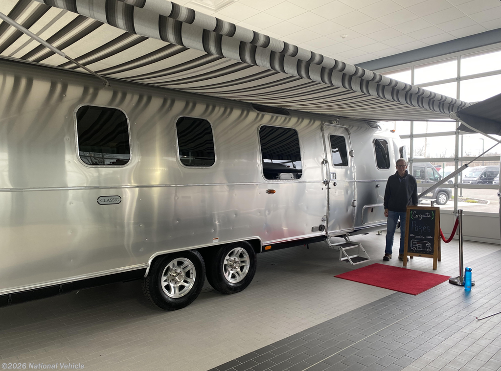 2022 Classic 33FB Twin by Airstream from National Vehicle in Tulsa, Oklahoma