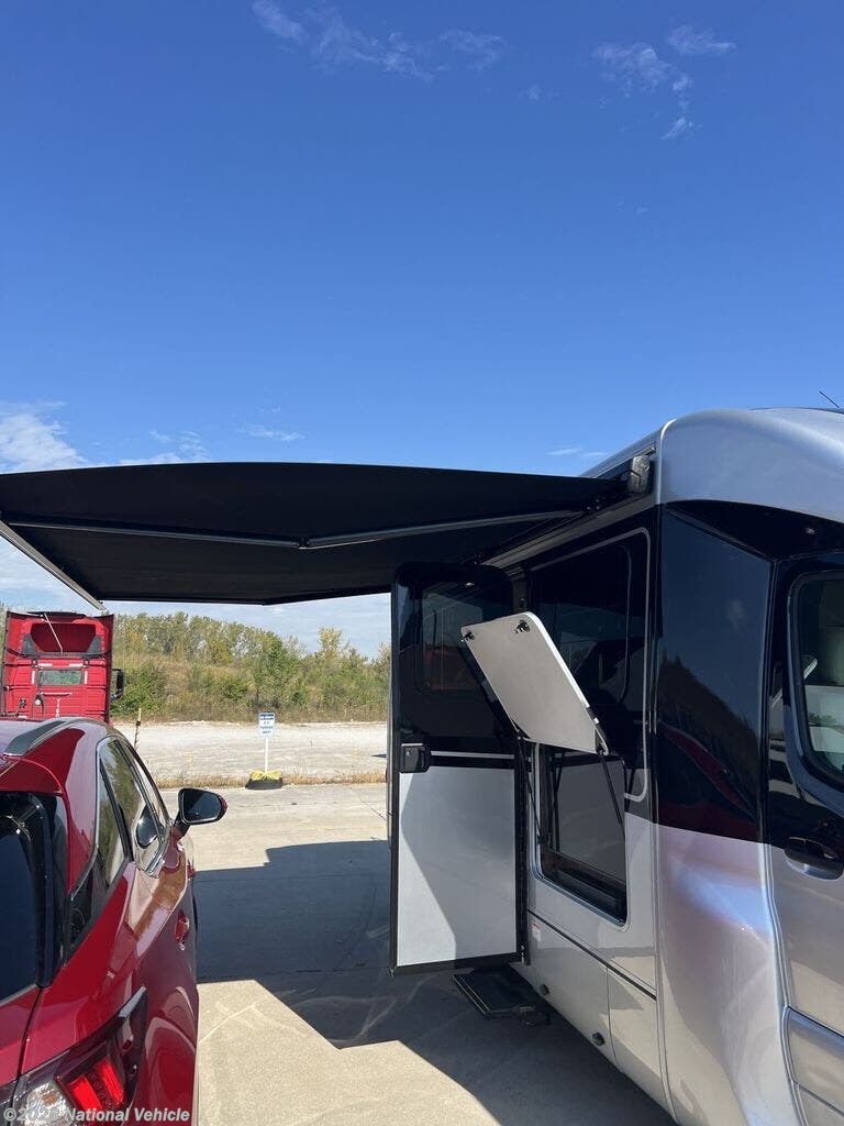 2025 Unity U24MBL by Leisure Travel from National Vehicle in Kansas City, Missouri