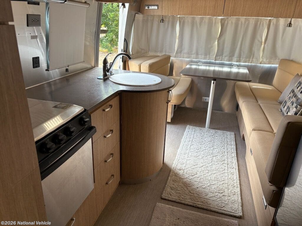 2019 Airstream Flying Cloud 27FB Queen - Used Travel Trailer For Sale by National Vehicle in San Luis Obispo, California
