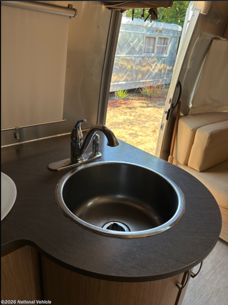 2019 Flying Cloud 27FB Queen by Airstream from National Vehicle in San Luis Obispo, California