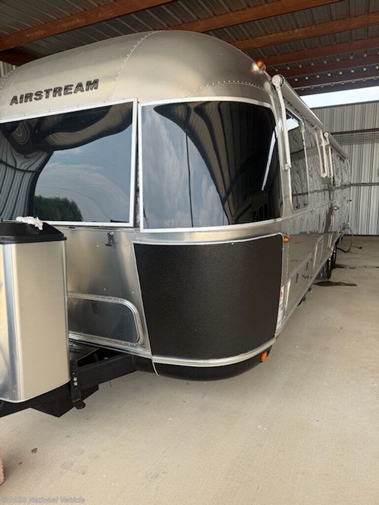2021 Airstream Classic 33FB Twin - Used Travel Trailer For Sale by National Vehicle in Lorena, Texas