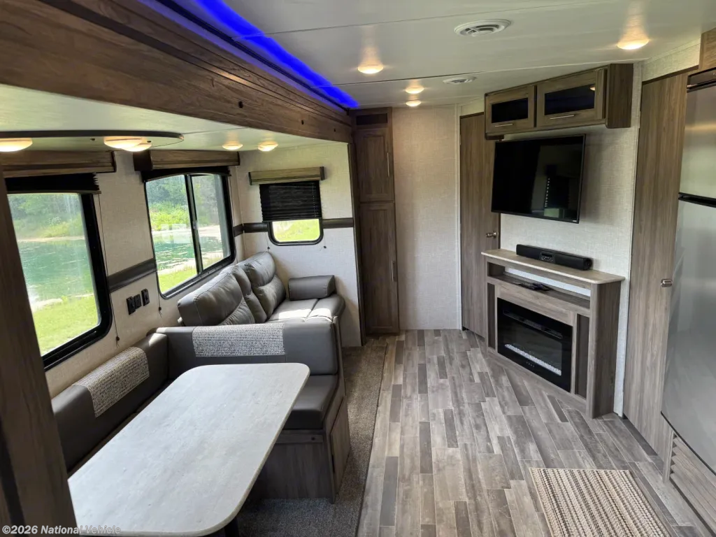 2022 Zinger 333DB by CrossRoads from National Vehicle in Green Bay, Wisconsin