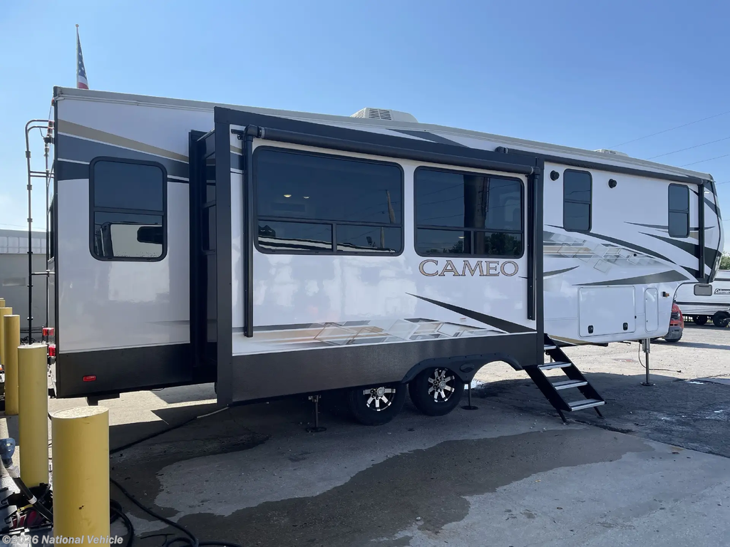 2023 CrossRoads Cameo 3201RL - Used Fifth Wheel For Sale by National Vehicle in Apple Valley, Minnesota