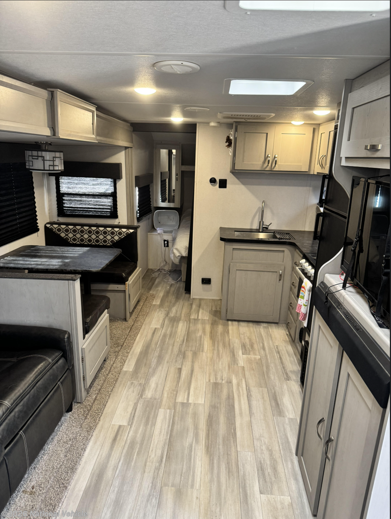 2021 Tracer 27BHS by Prime Time from National Vehicle in Moore, Oklahoma