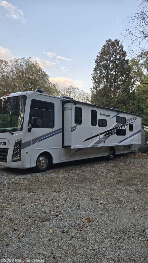 2005 Thor Motor Coach Resonate 32B - Used Class A For Sale by National Vehicle in Latrobe, Pennsylvania
