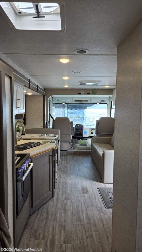 2005 Resonate 32B by Thor Motor Coach from National Vehicle in Latrobe, Pennsylvania