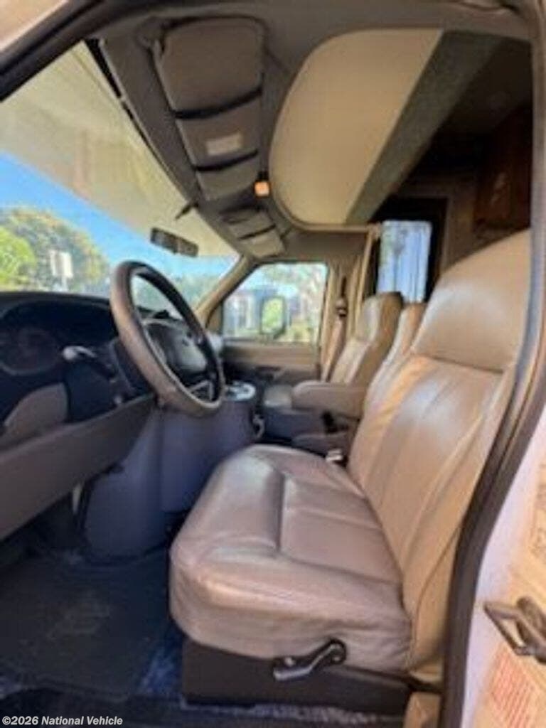 2000 Minnie 31C by Winnebago from National Vehicle in Los Angeles, California