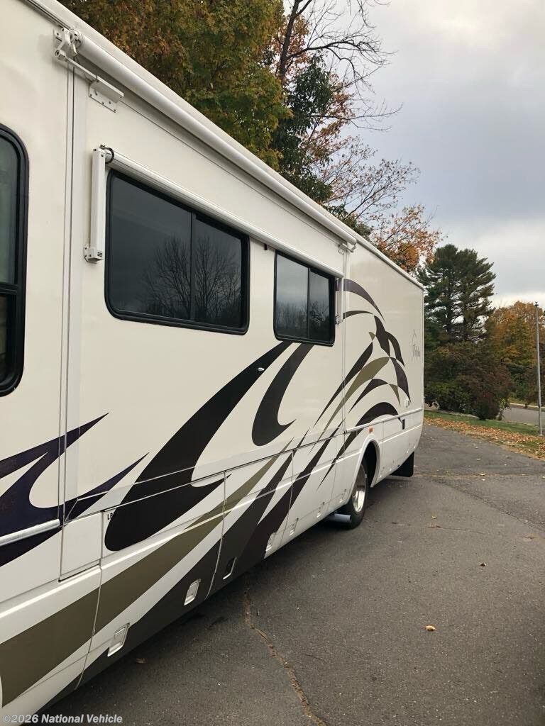 2005 National RV Dolphin 5355 - Used Class A For Sale by National Vehicle in Marlborough, Connecticut