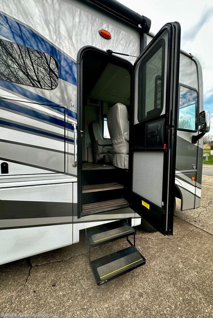 2024 Vacationer 33C by Holiday Rambler from National Vehicle in Groveport, Ohio