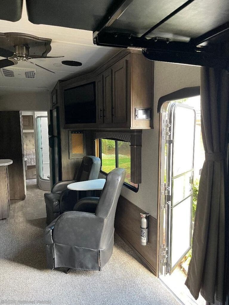 2021 Forest River Shockwave 30FKGDX - Used Toy Hauler For Sale by National Vehicle in Whitesboro, Texas