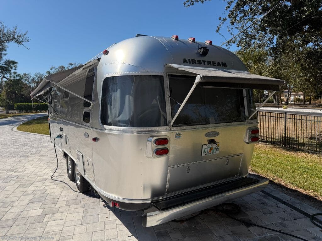 2018 Airstream Flying Cloud 25RB Twin - Used Travel Trailer For Sale by National Vehicle in Nokomis, Florida