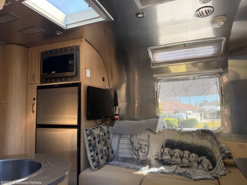 2018 Flying Cloud 25RB Twin by Airstream from National Vehicle in Nokomis, Florida