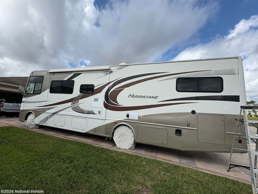2014 Thor Motor Coach Hurricane 33G - Used Class A For Sale by National Vehicle in Port St. Lucie, Florida