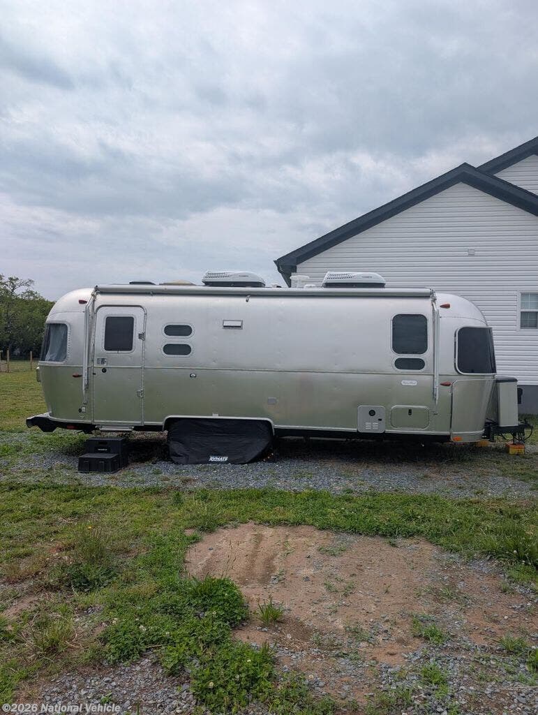 2023 Airstream Flying Cloud 25FB Twin - Used Travel Trailer For Sale by National Vehicle in Machipongo, Virginia