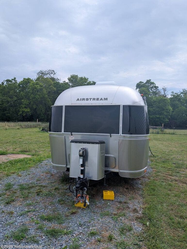2023 Flying Cloud 25FB Twin by Airstream from National Vehicle in Machipongo, Virginia