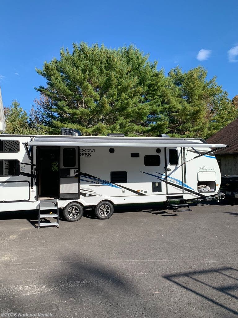 2022 Coachmen Freedom Express Ultra Lite 287BHDS - Used Travel Trailer For Sale by National Vehicle in Milford, Maine