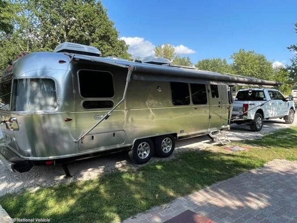 2020 Airstream Flying Cloud 28RB Twin - Used Travel Trailer For Sale by National Vehicle in Pittsburgh, Pennsylvania