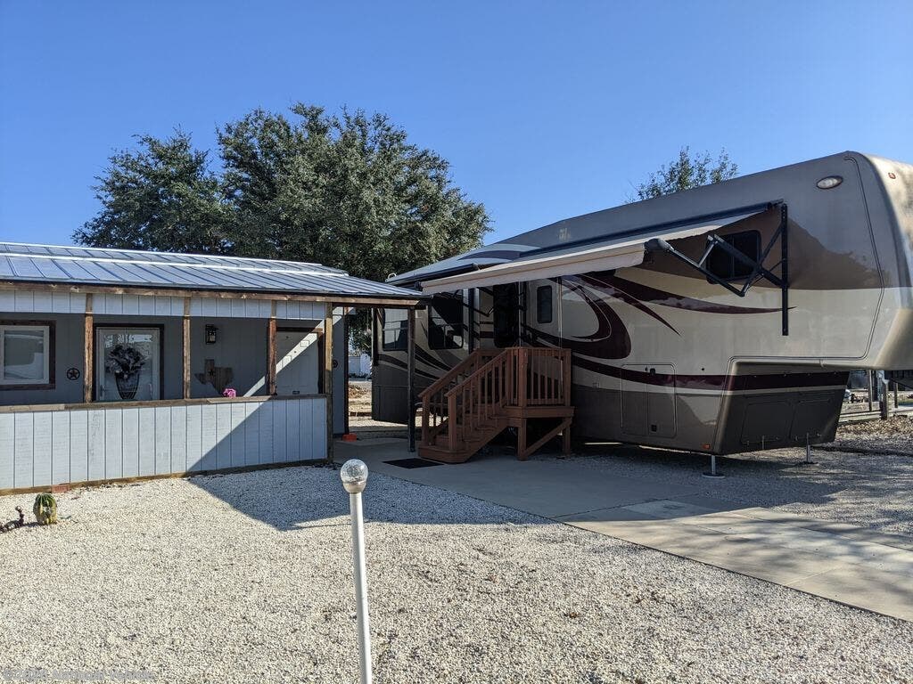 2011 New Horizons Majestic 39RLBTSS - Used Fifth Wheel For Sale by National Vehicle in Hondo, Texas