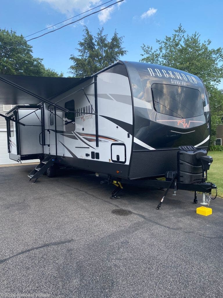 2021 Forest River Rockwood Signature 8329SB - Used Travel Trailer For Sale by National Vehicle in Plymouth, Massachusetts