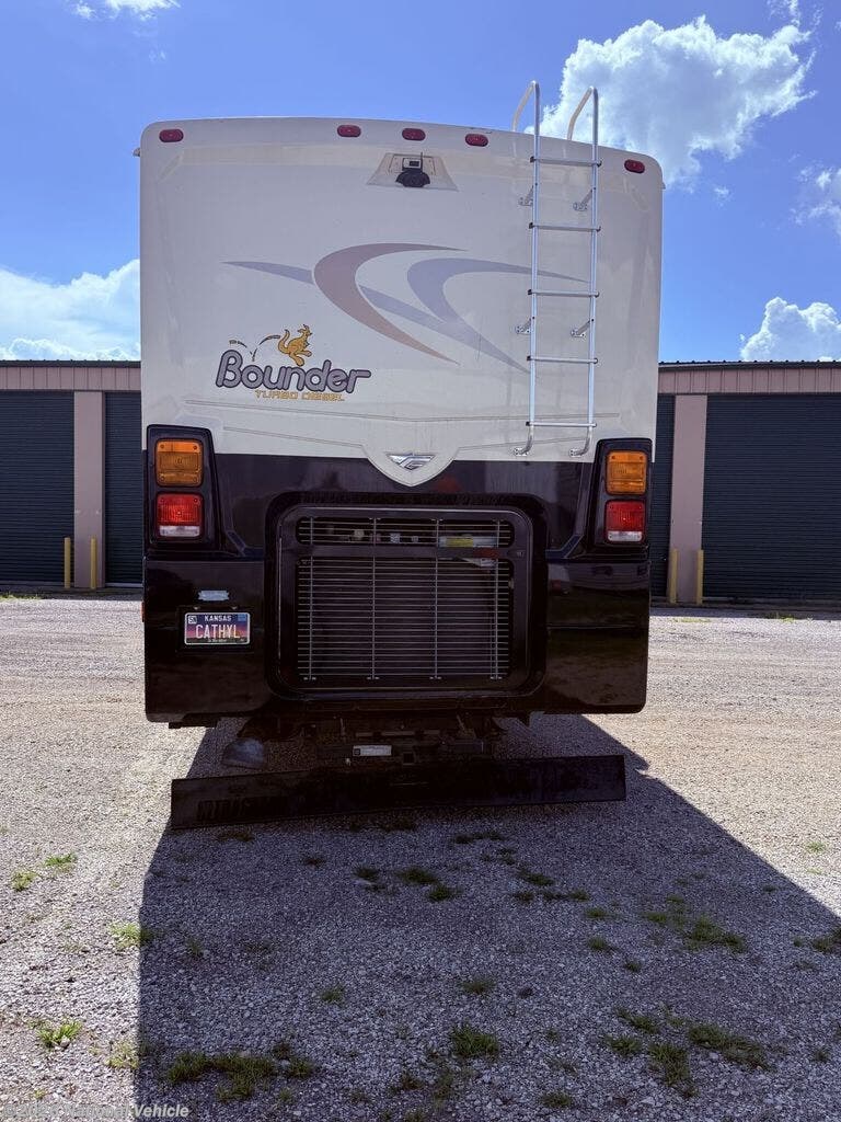 2008 Fleetwood Bounder 38L - Used Class A For Sale by National Vehicle in Topeka, Kansas
