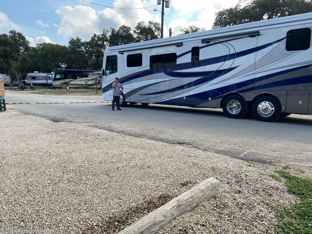 2021 Fleetwood Discovery LXE 44H - Used Class A For Sale by National Vehicle in Moores Hill, Indiana