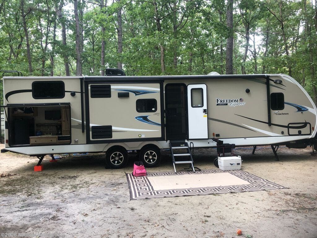 2019 Coachmen Freedom Express Liberty 320BHDS - Used Travel Trailer For Sale by National Vehicle in South Plainfield, New Jersey