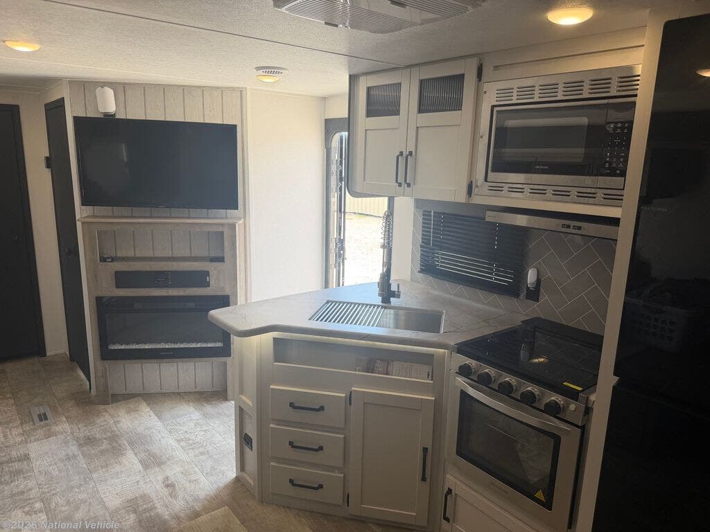 2025 Puma 32BHQS by Palomino from National Vehicle in Waxahachie, Texas