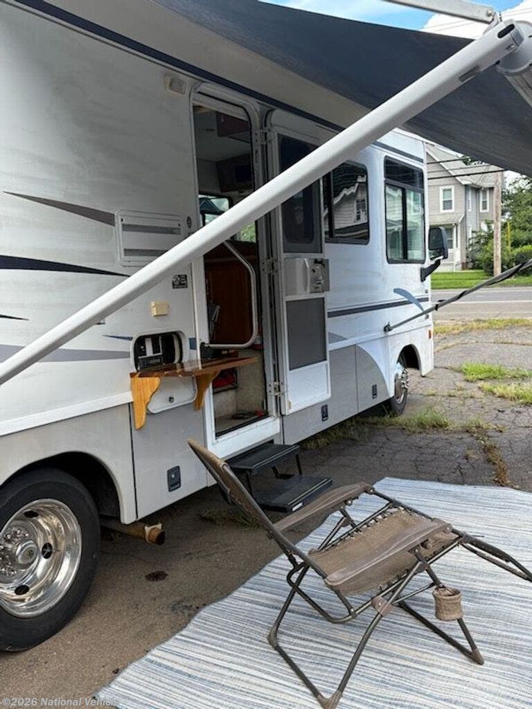 2005 Winnebago Sightseer 29R - Used Class A For Sale by National Vehicle in Hamden, Connecticut