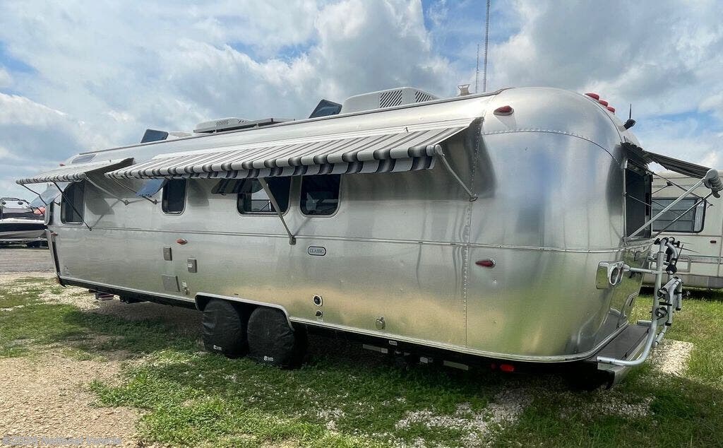 2022 Classic 33FB Queen by Airstream from National Vehicle in Castroville, Texas
