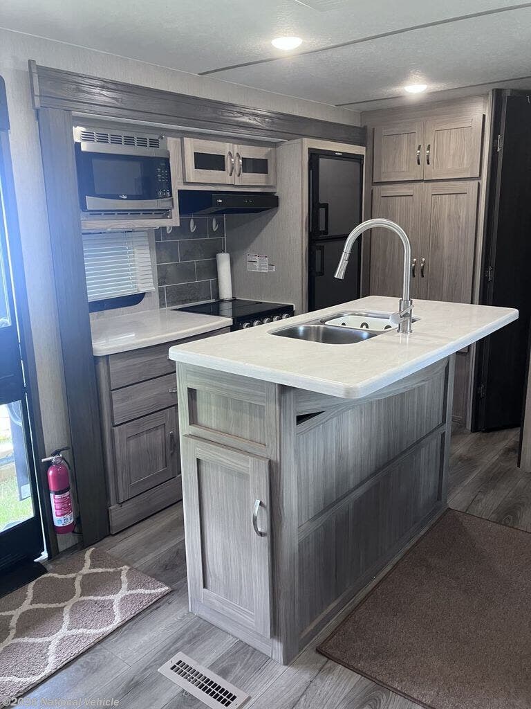 Used 2021 Coachmen Freedom Express Liberty 320BHDSLE available in Lapeer, Michigan