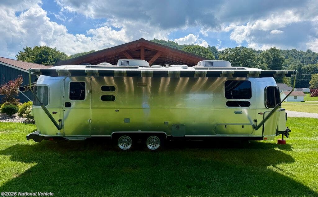 2025 Globetrotter 27FB Twin by Airstream from National Vehicle in West Jefferson, North Carolina