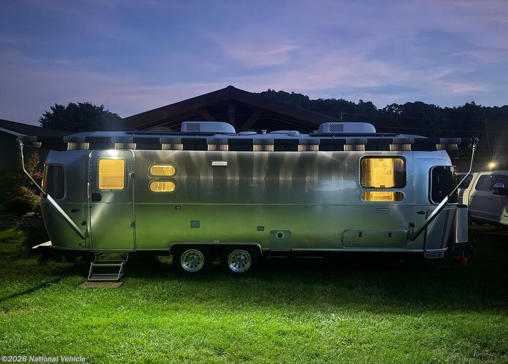 2025 Airstream Globetrotter 27FB Twin - Used Travel Trailer For Sale by National Vehicle in West Jefferson, North Carolina