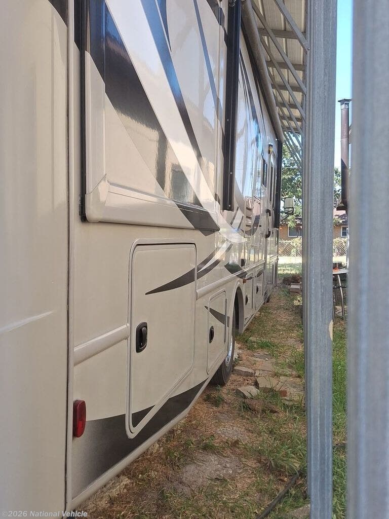 2014 Thor Motor Coach Hurricane 32A - Used Class A For Sale by National Vehicle in Oak Point, Texas