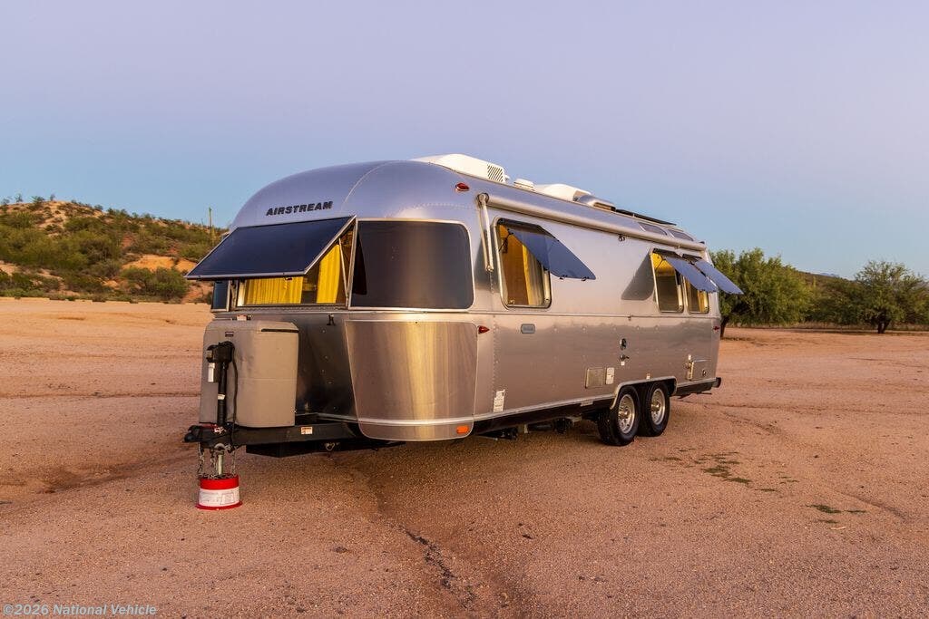 2023 Airstream Globetrotter 25FB Queen - Used Travel Trailer For Sale by National Vehicle in Fountain Hills, Arizona