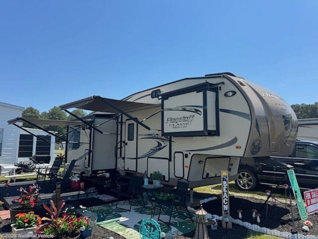2016 Forest River Flagstaff Classic Super Lite 8528IKWS - Used Fifth Wheel For Sale by National Vehicle in Dagsboro, Delaware