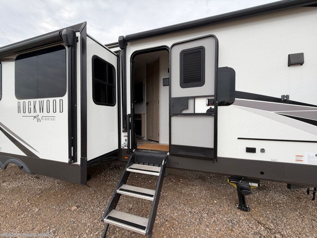 2024 Forest River Rockwood Signature 8338DB - Used Travel Trailer For Sale by National Vehicle in Frediona, Kansas