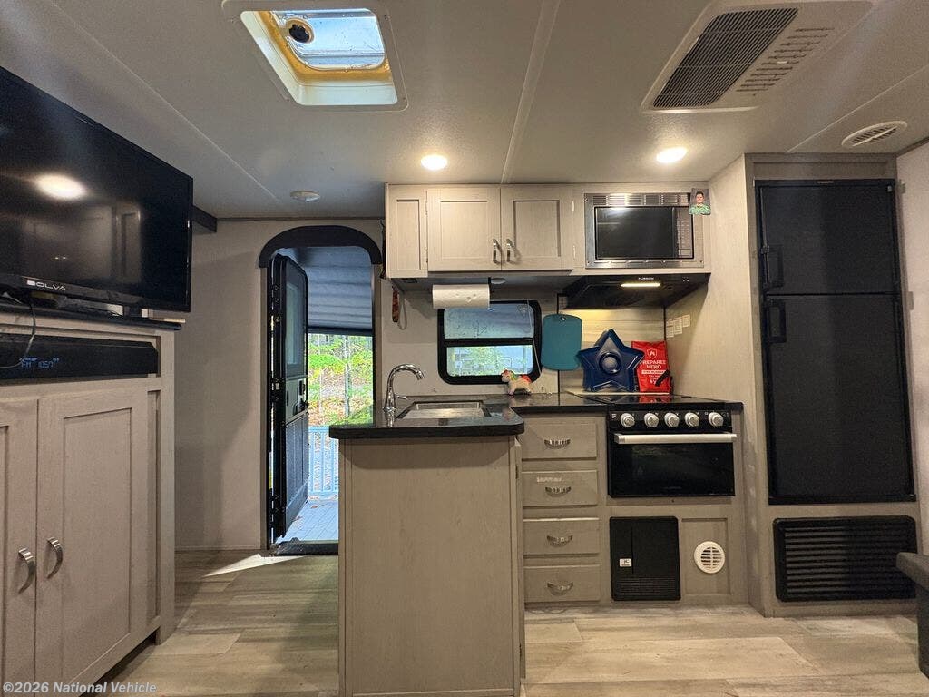 Used 2021 Prime Time Tracer 31BHD available in Haverhill, Massachusetts