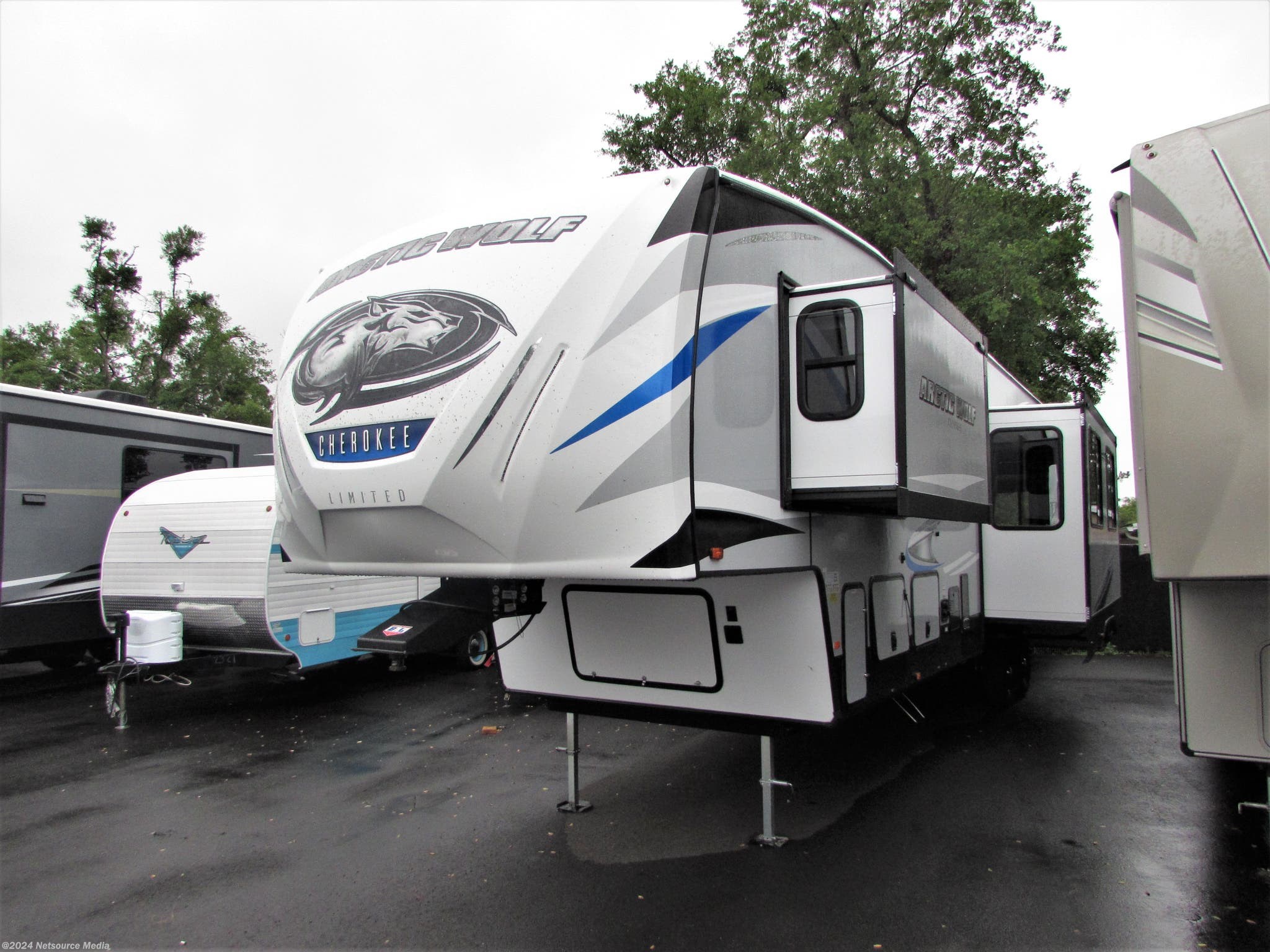 2021 Forest River Cherokee ARCTIC WOLF 3770 SUITE 75 RV for Sale in