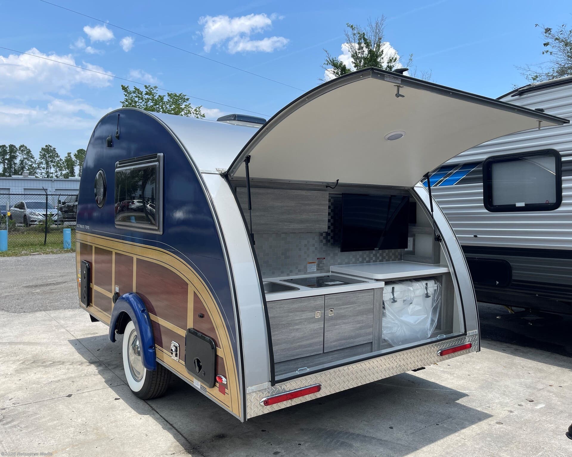 2023 Ultimate Toys Ultimate Camper WOODY RV for Sale in Jacksonville