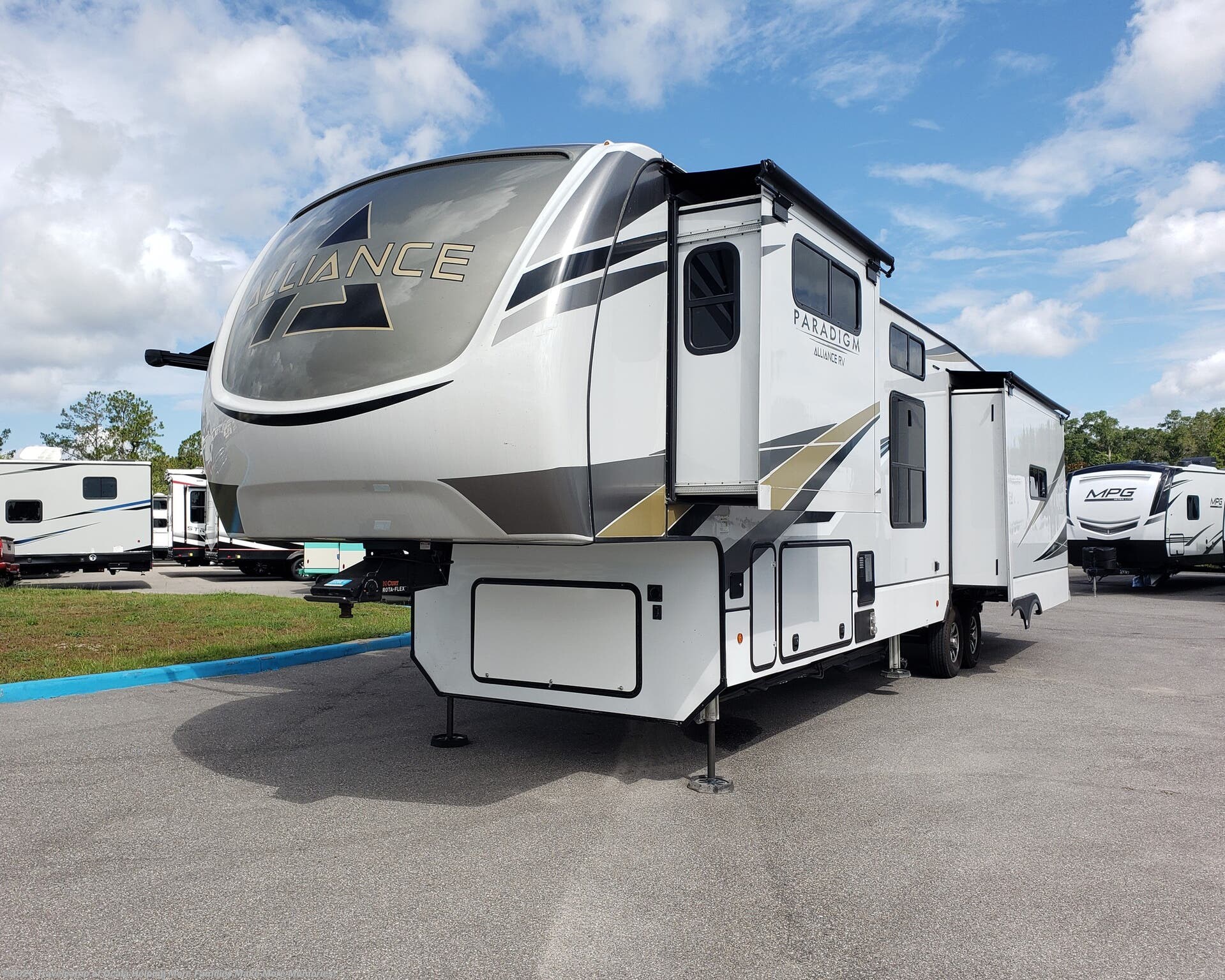 2022 Skyline Alliance PARADIGM 390MP RV for Sale in Summerfield, FL