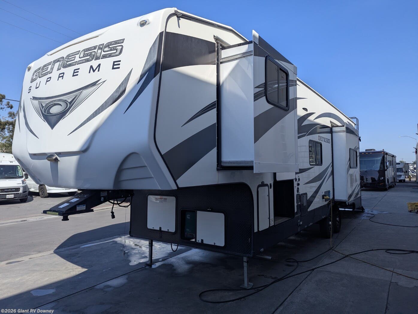 2019 Genesis Supreme Supreme 32CR - Used Fifth Wheel For Sale by Giant RV in Downey, California