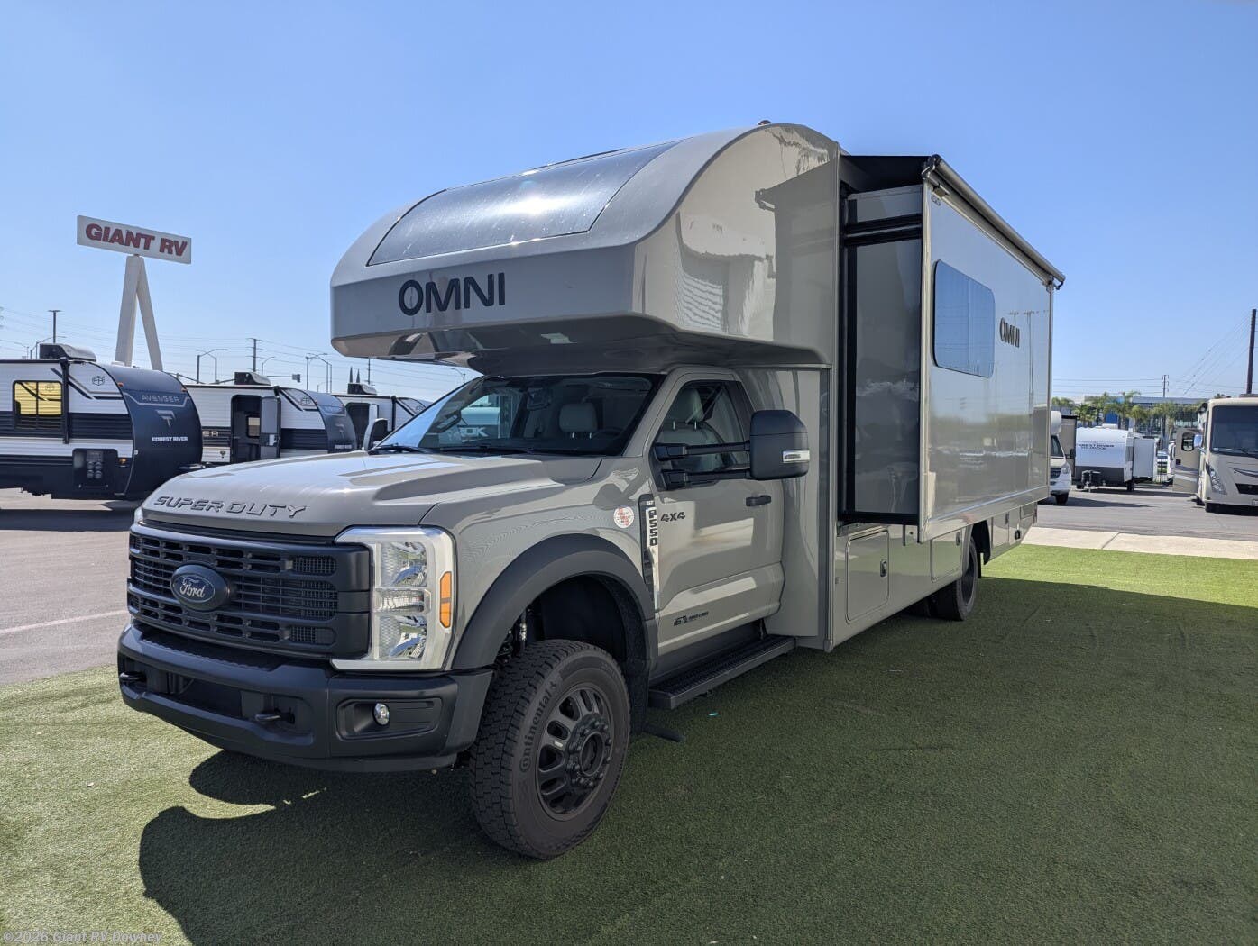 New 2027 Thor Motor Coach Omni Z30 available in Downey, California