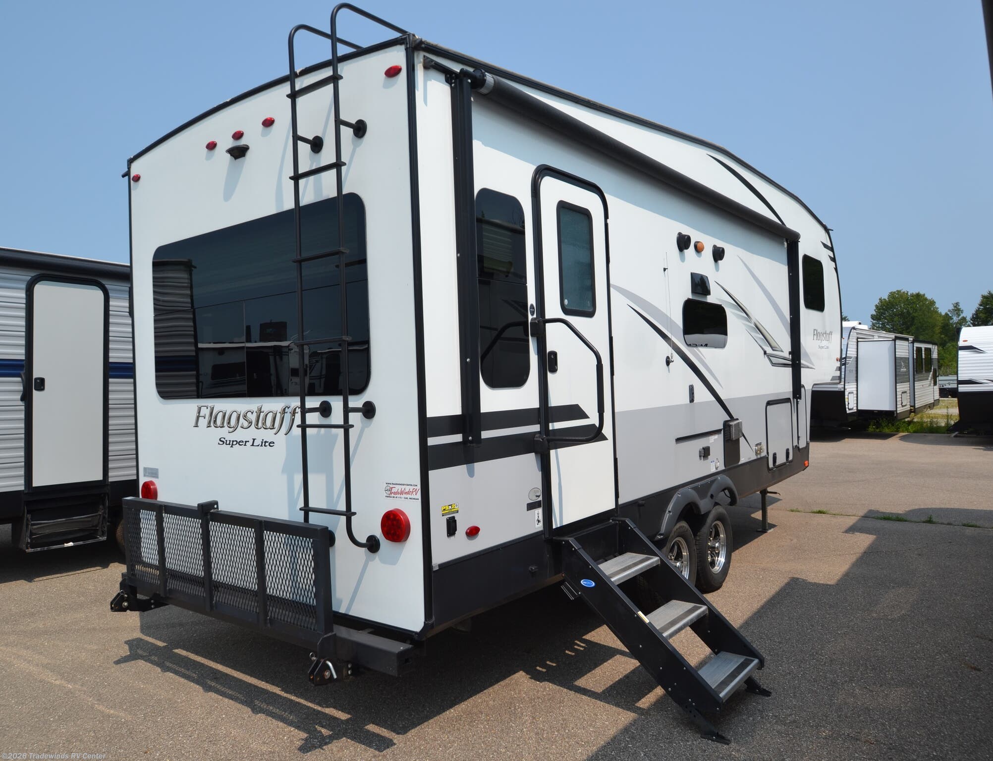 2019 Forest River Flagstaff Super Lite 524LWSC - Used Fifth Wheel For Sale by Tradewinds RV Center in Clio, Michigan