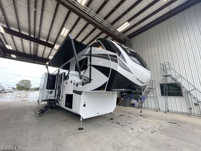 2024 Solitude 376RD by Grand Design from Blue Compass RV Tyler in Tyler, Texas