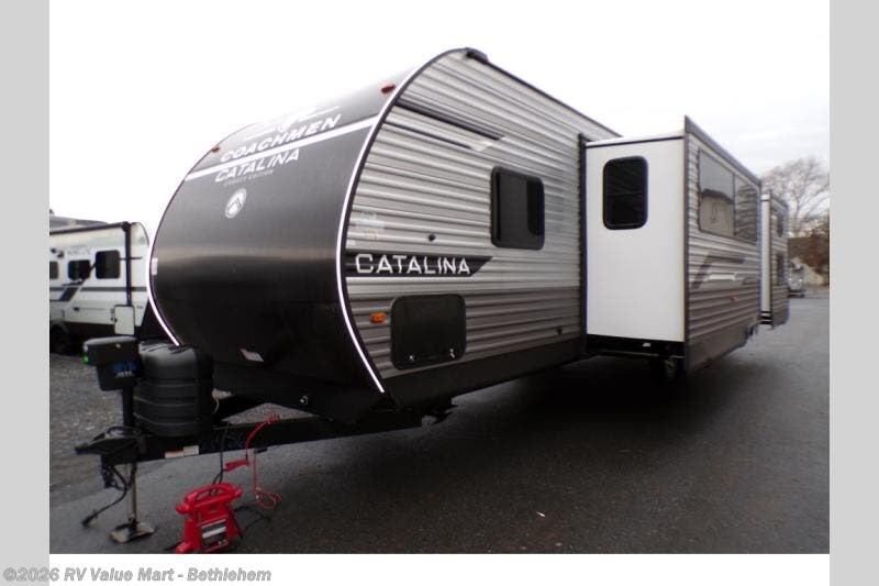 2026 Coachmen Catalina Legacy Edition 323BHDSCKLE - New Travel Trailer For Sale by RV Value Mart - Bethlehem in Bath, Pennsylvania